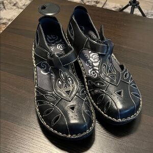 Propet Jenna Closed Toe Black Leather Adjustable Strap Fisherman’s Sandals 10M